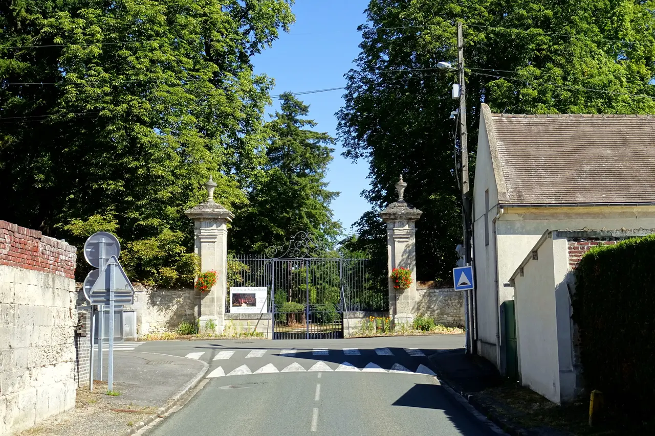 Le Plessis-Brion (60), château, portail côté ouest (vers Thourotte) 1
