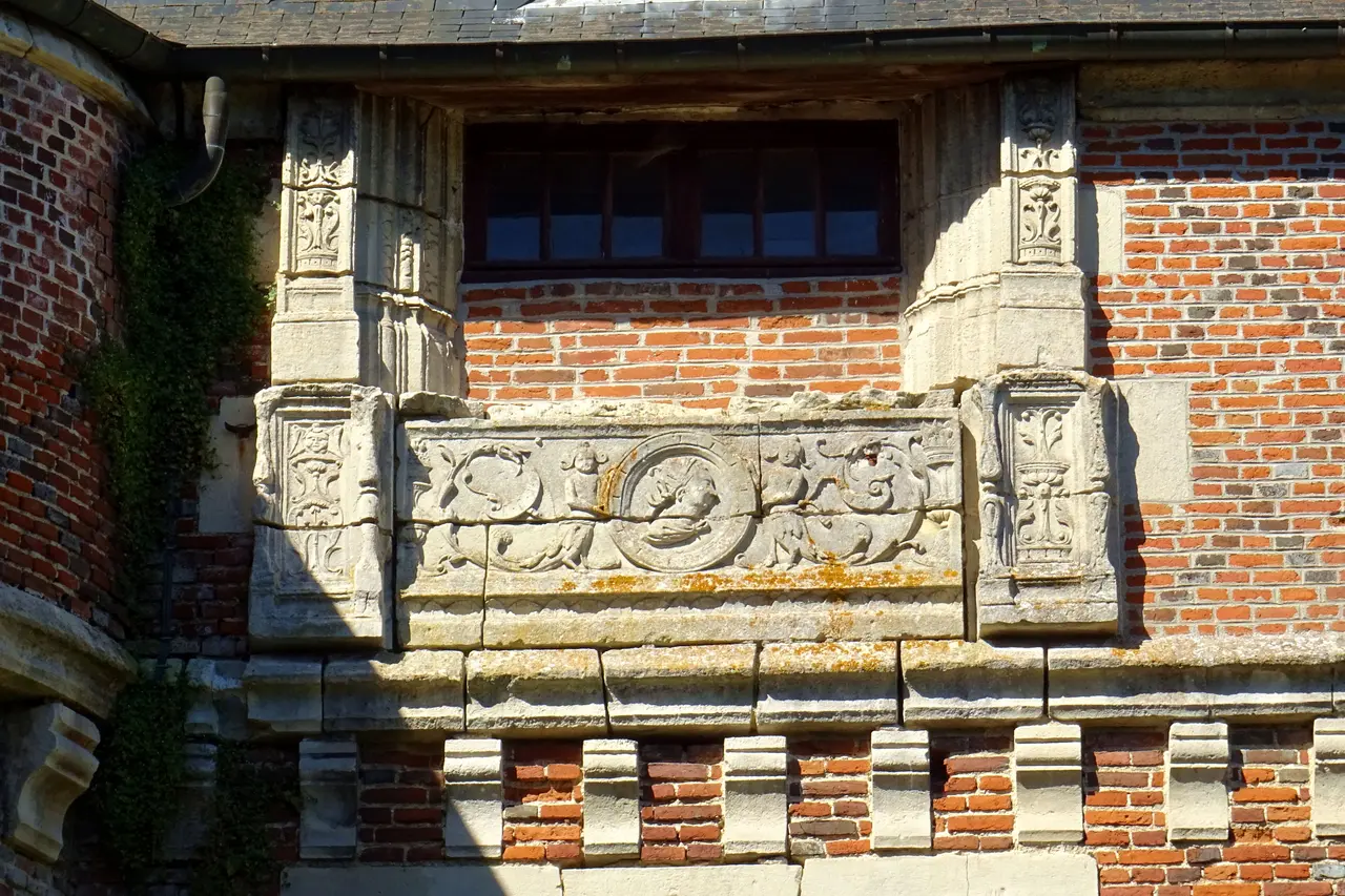 Le Plessis-Brion (60), château, façade sud, 2e étage, encadrement de fenêtre Renaissance