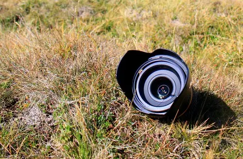 DSLR-Camera-Zoom-Lens-in-the-Grass__IMG_7716_cr-580x380