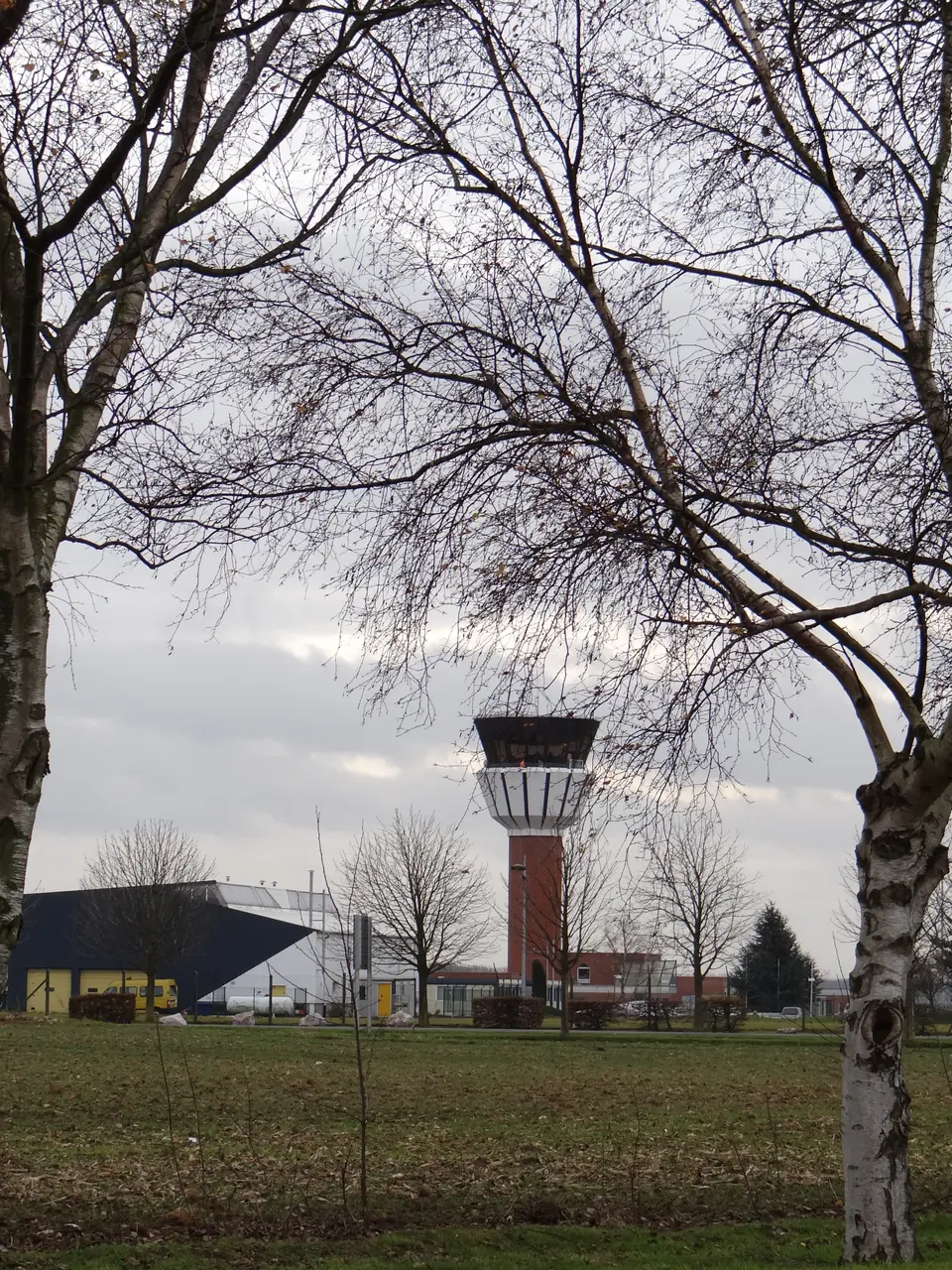 File:Aéroport Lille-Lesquin Tour de controle.jpg