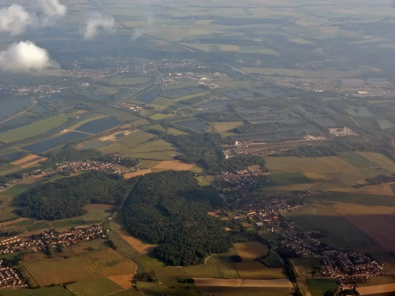 Vue aérienne de Longueil-Sainte-Marie et Rivecourt et de la LGV Nord 01