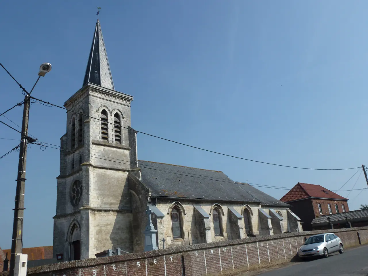 Mametz (Pas-de-Calais, Fr), église Saint-Honoré de Crecques, extérieur