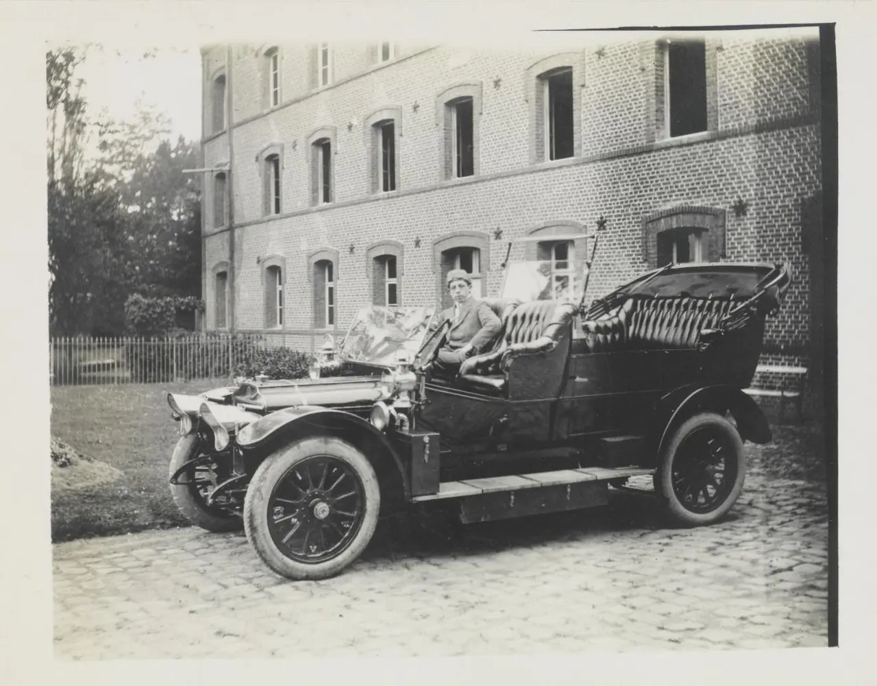 File:Voiture décapotable devant le château de Méaulte (Somme)- Archives nationales- AJ28-206a-dossier-7949.jpg