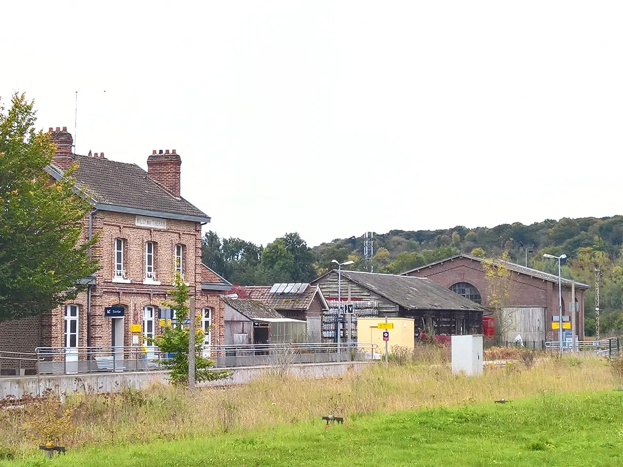 Gare de Milly-sur-Thérain - vue générale depuis les voies WP 20171008 11 19 51 Pro
