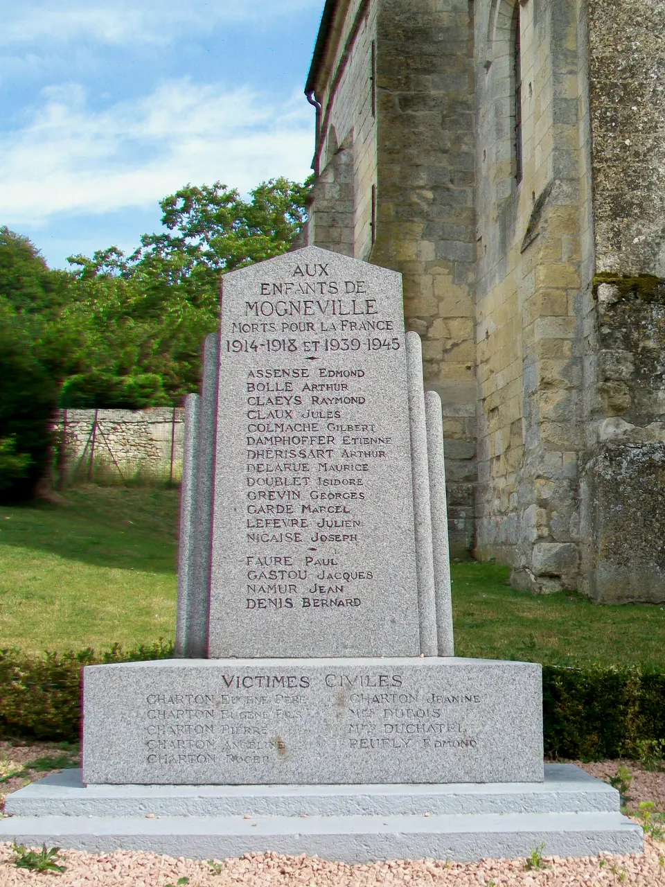 Mogneville (60), monument aux morts, à côté de l'église