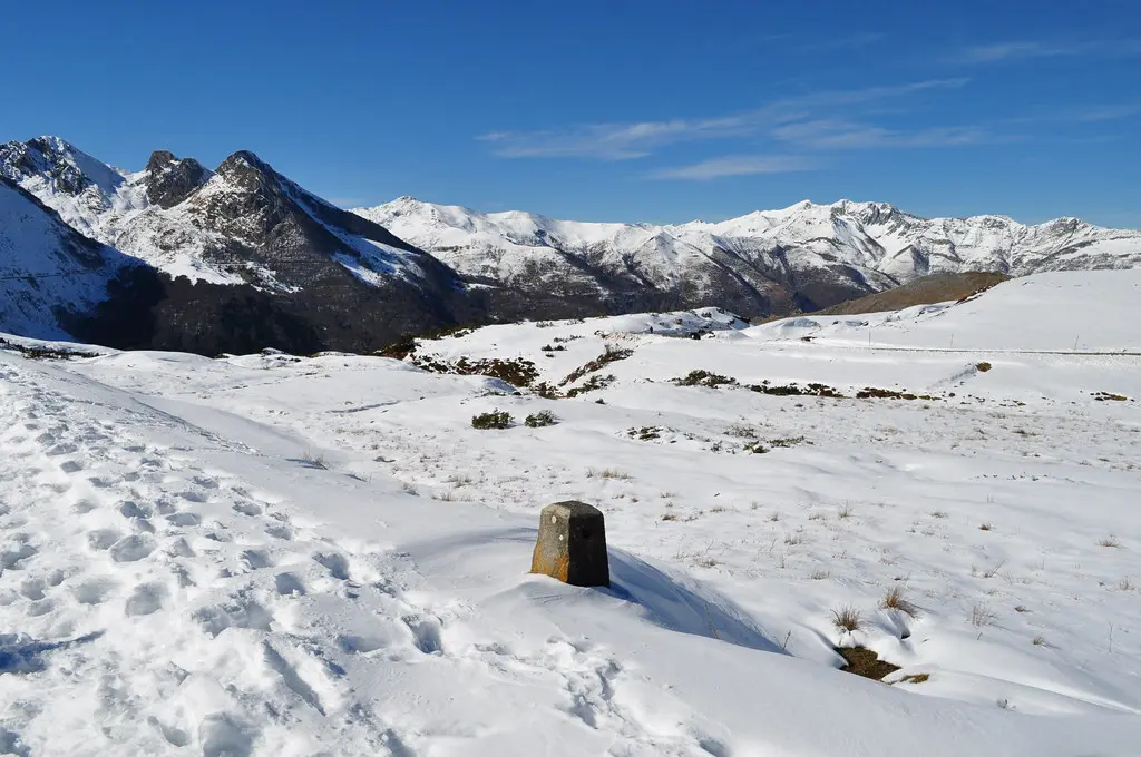 Vue du Soum de Grum (1870 m) et du pic du Moulle de Jaüt (2050 m), col du Soulor, Arbéost, Hautes-Pyrénées, Midi-Pyrénées, France.