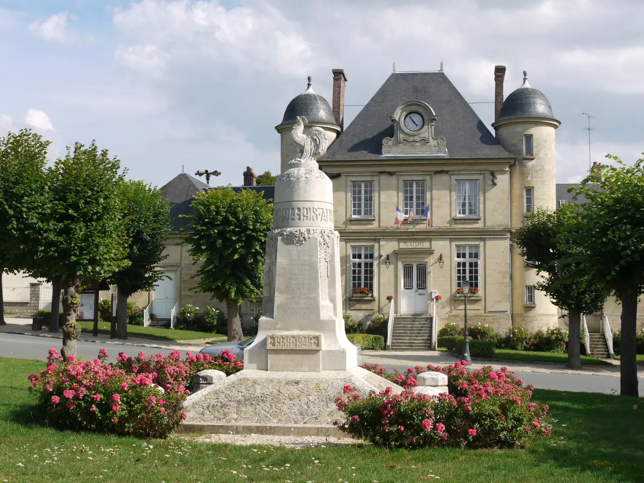 Town hall and war memorial of Nesle la vallée P1050800
