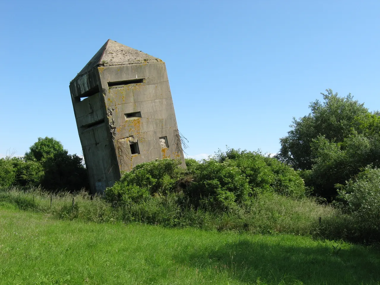 File:La tour penchée - Oye-Plage - Pas-de-Calais.jpg