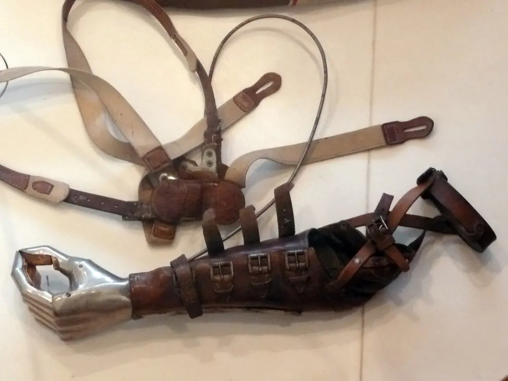 Une main articulée exposée à l'Historial de la Grande Guerre à Péronne (Somme)