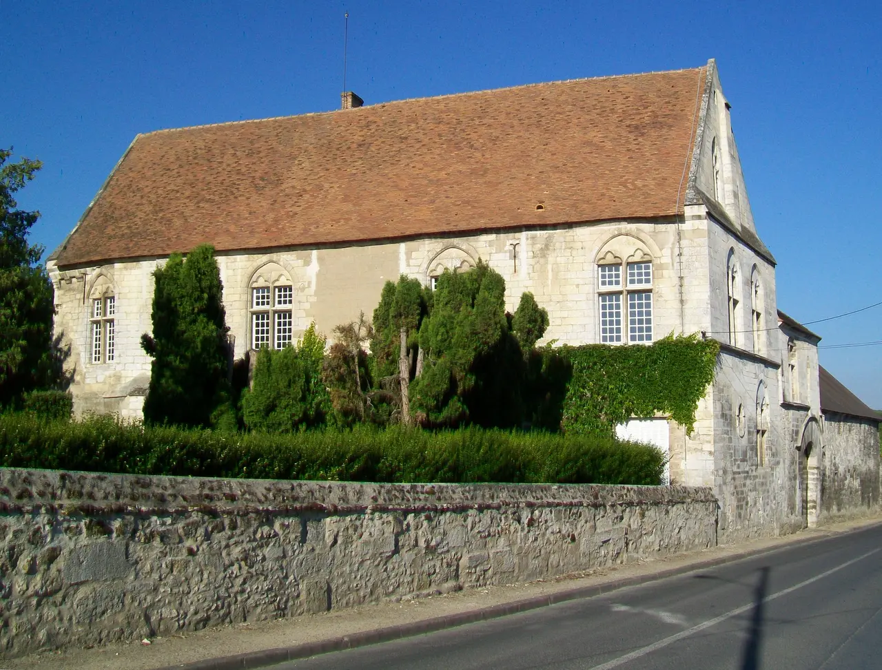 Pontpoint (60), manoir de St-Symphorien (XIVe s.), façade est