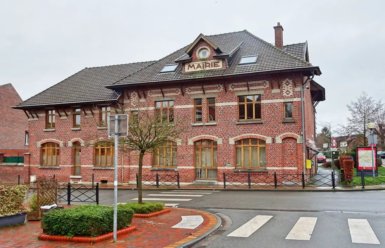 Prémesques centre du village, la mairie (2)