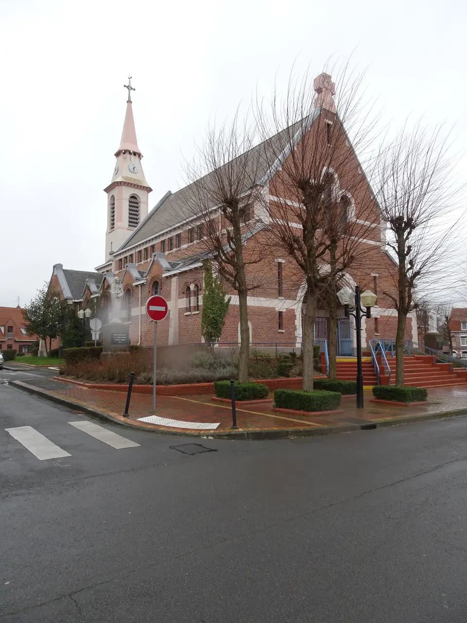 Prémesques , centre du village, église saint-Laurent (1)