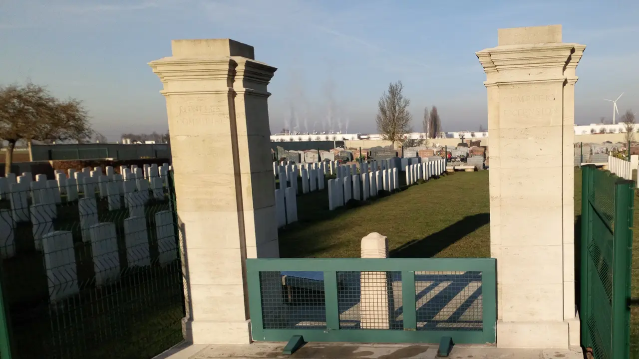 Rosières-en-Santerre, cimetière militaire britannique, extension du cimetière communal 3
