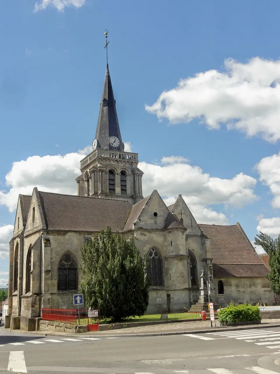 Sacy-le-Grand (60), église Saint-Germain, vue depuis le nord 1