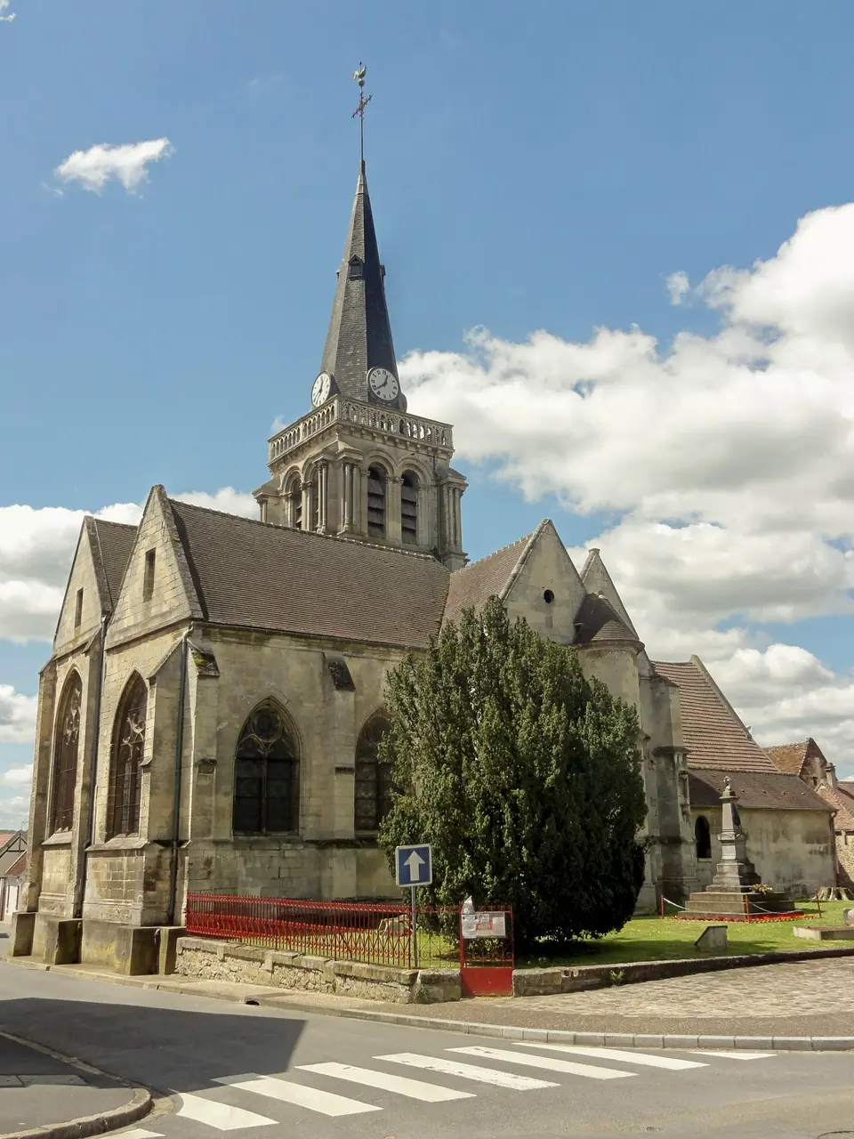 Sacy-le-Grand (60), église Saint-Germain, vue depuis le nord 2