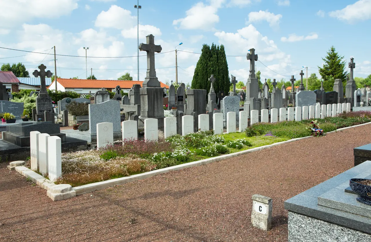 Sainghin-en-Weppes Communal Cemetery-8