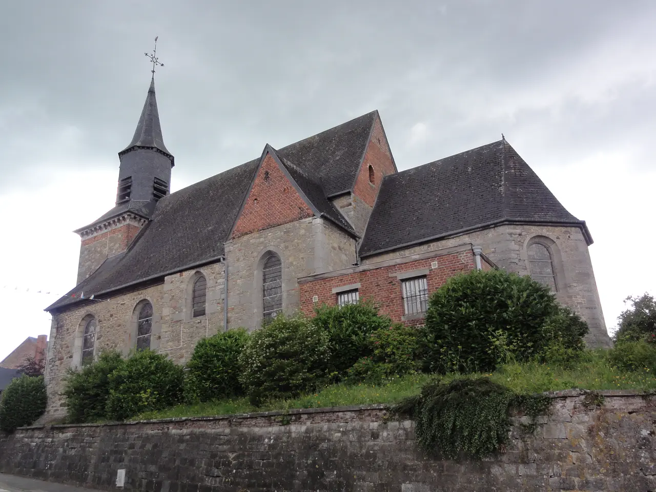 Sains-du-Nord (Nord, Fr) église, vue latérale