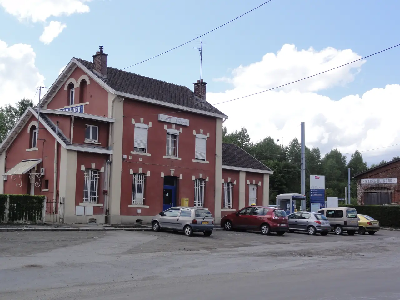 Sains-du-Nord (Nord, Fr) la gare (entrée)