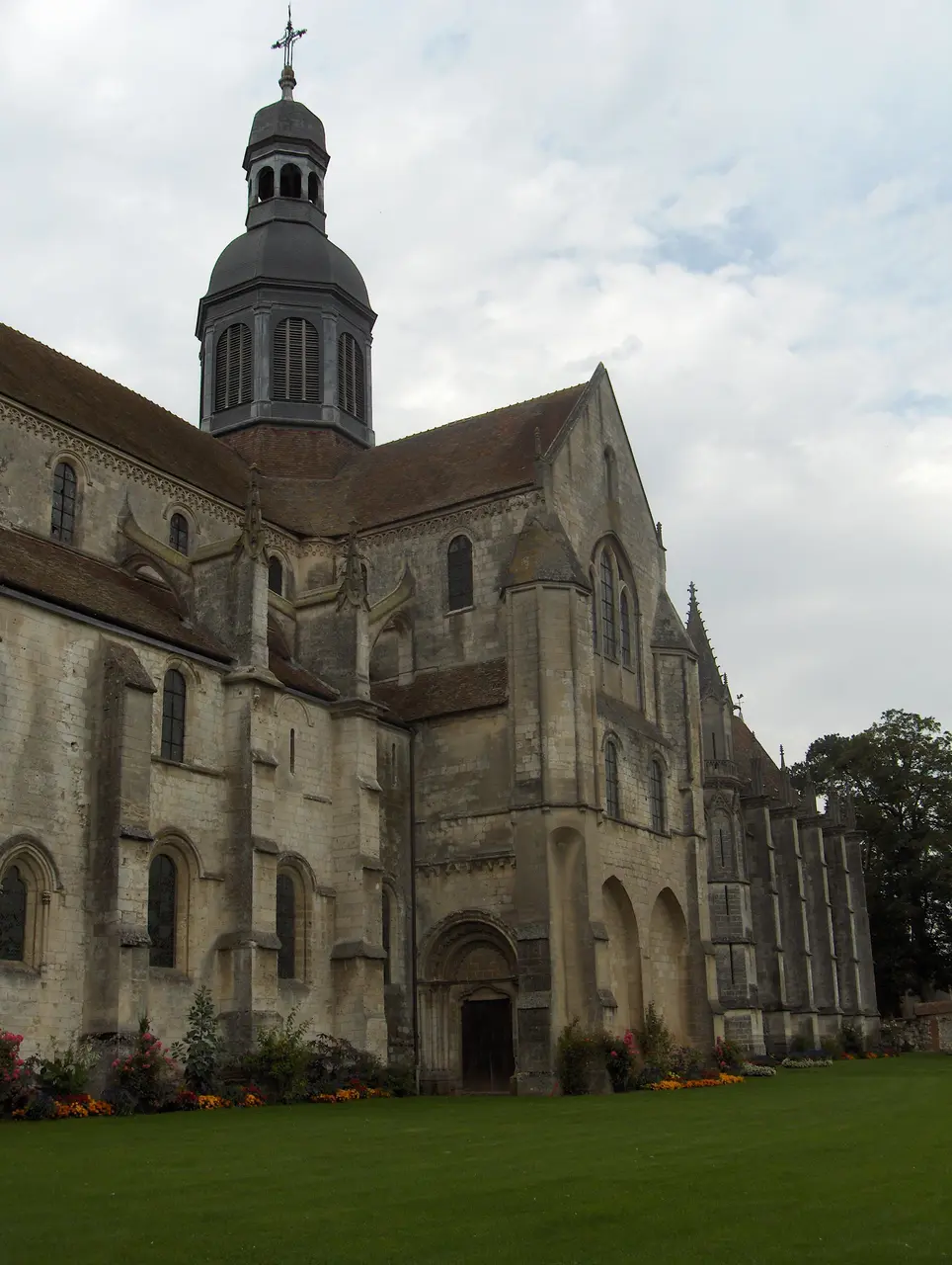 Vue partielle de l'abbaye Saint-Germer-de-Fly