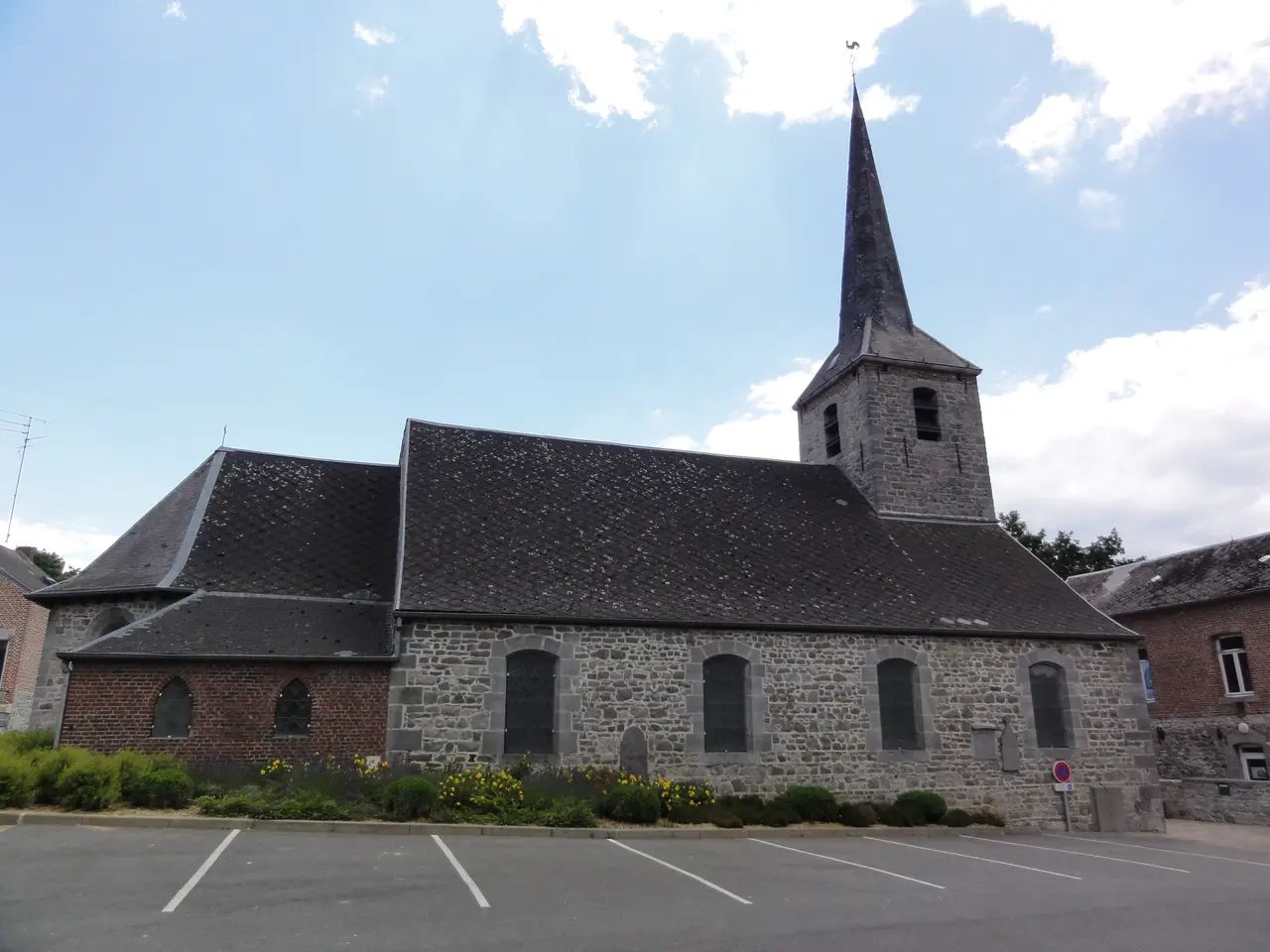 File:Saint-Remy-du-Nord (Nord, Fr) église, vue latérale.jpg