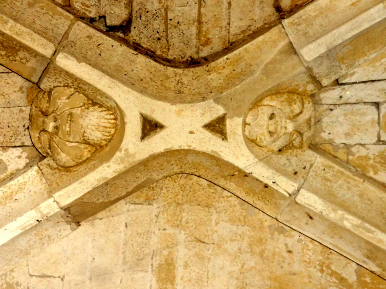 Saint-Vaast-lès-Mello (60), église St-Vaast, bas-côté sud, 3e travée, clé de voûte