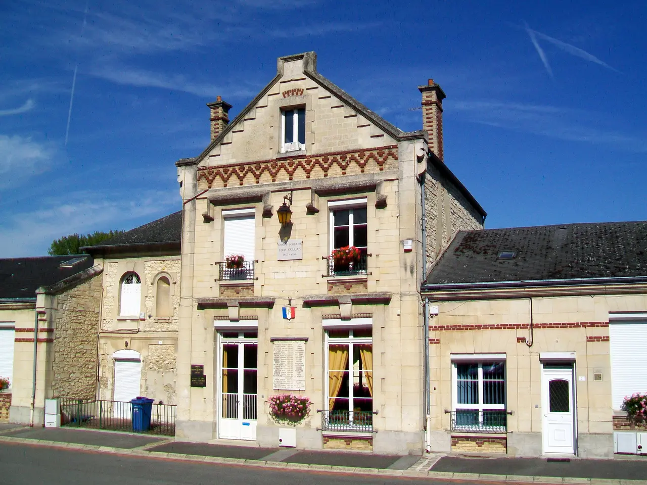 Saintines (60), mairie, place Foch