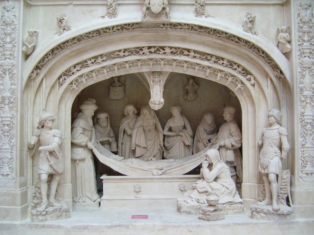 File:Mise au tombeau du Christ, Solesmes (moulage).jpg