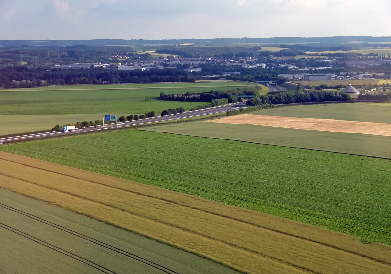 Vue aérienne de l'autoroute A16 à Therdonne 01