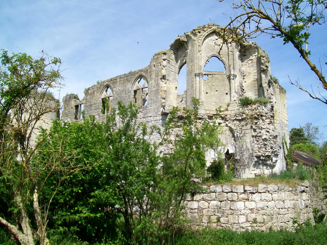 Thiers-sur-Thève (60), ruines du château, la chapelle depuis le sud-est
