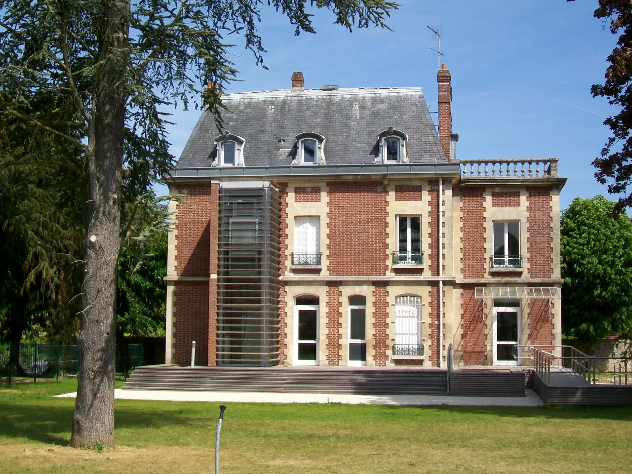 Thiers-sur-Thève (60), villa Brica de 1904, nouvelle mairie, côté jardin