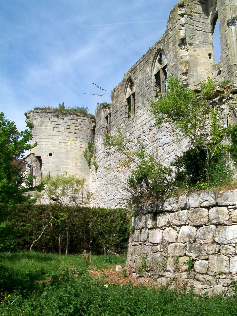Thiers-sur-Thève (60), ruines du château, tour à droite de l'entrée
