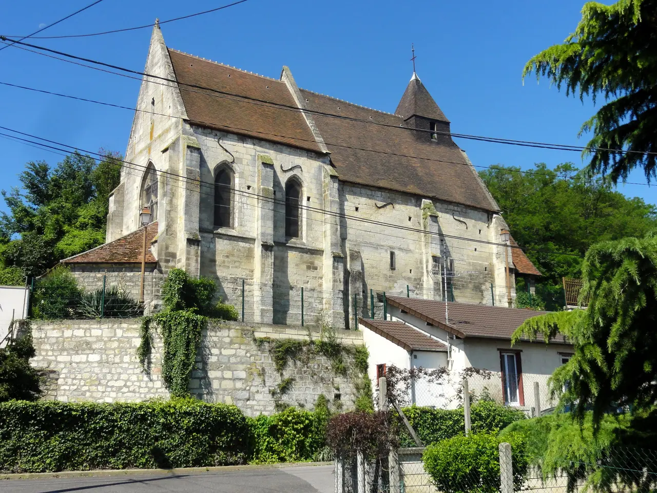 Thiverny (60), église Saint-Leufroy, vue depuis le nord-est 2