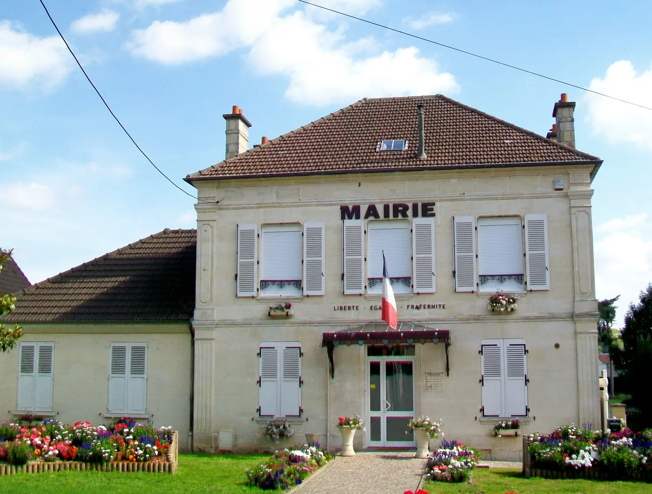 Thiverny (60), mairie, rue Hubert-Grison