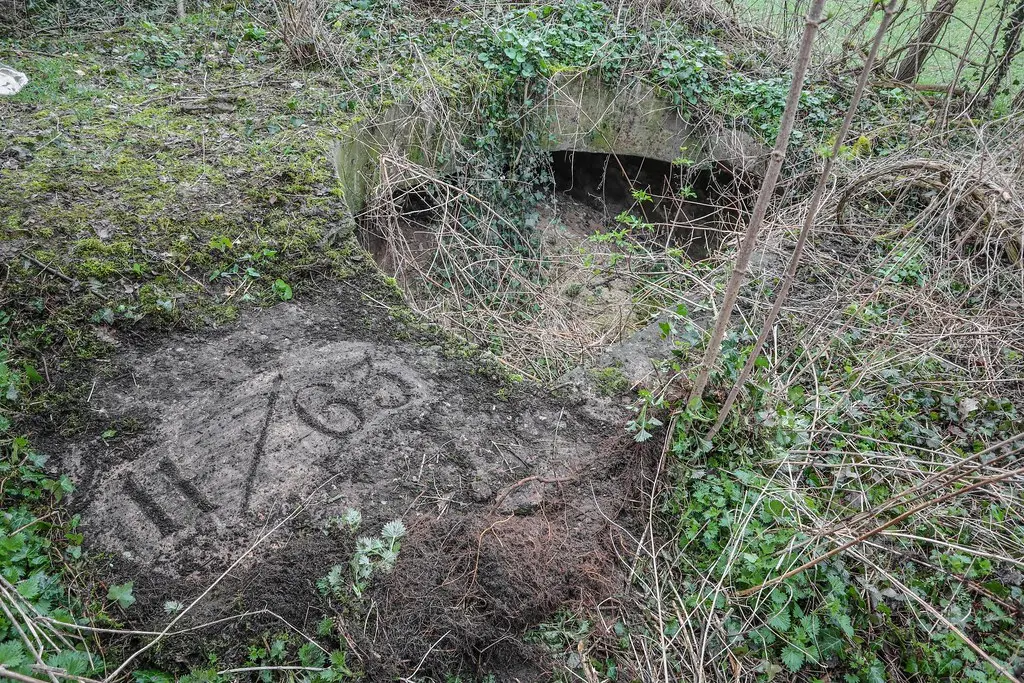 Marquage du Génie sur la margelle d'un abri - environs de Tracy le Mont