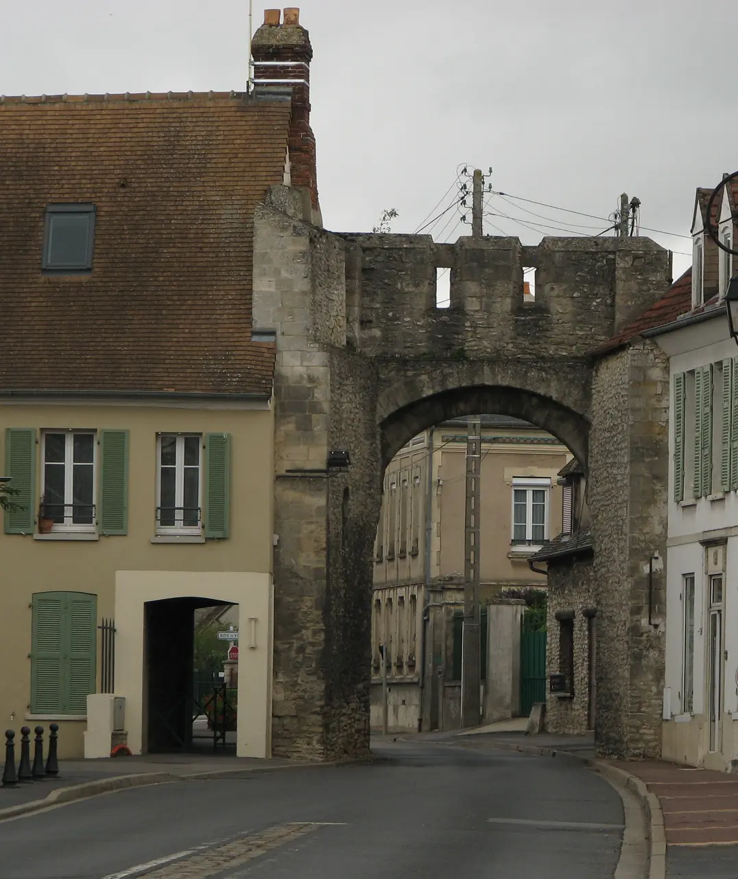 Trie-Château - porte fortifiée