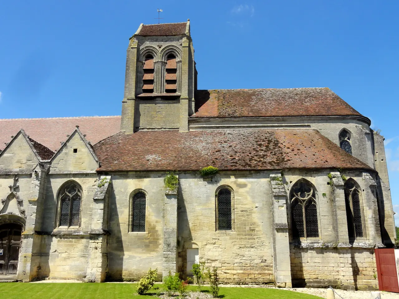 Ully-Saint-Georges (60), église Saint-Georges, transept et chœur