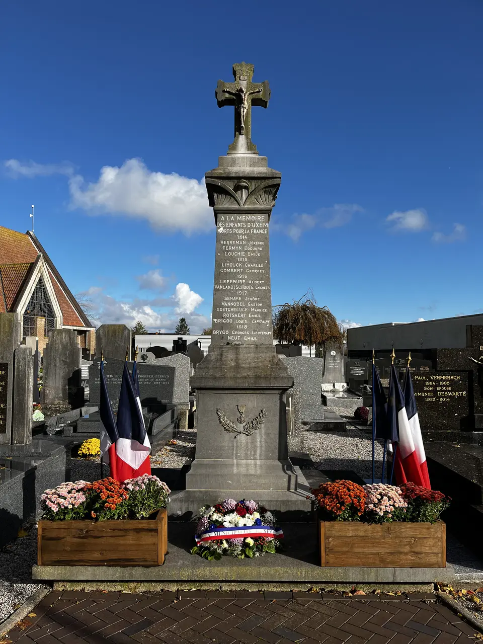 Monument aux morts Uxem (59)