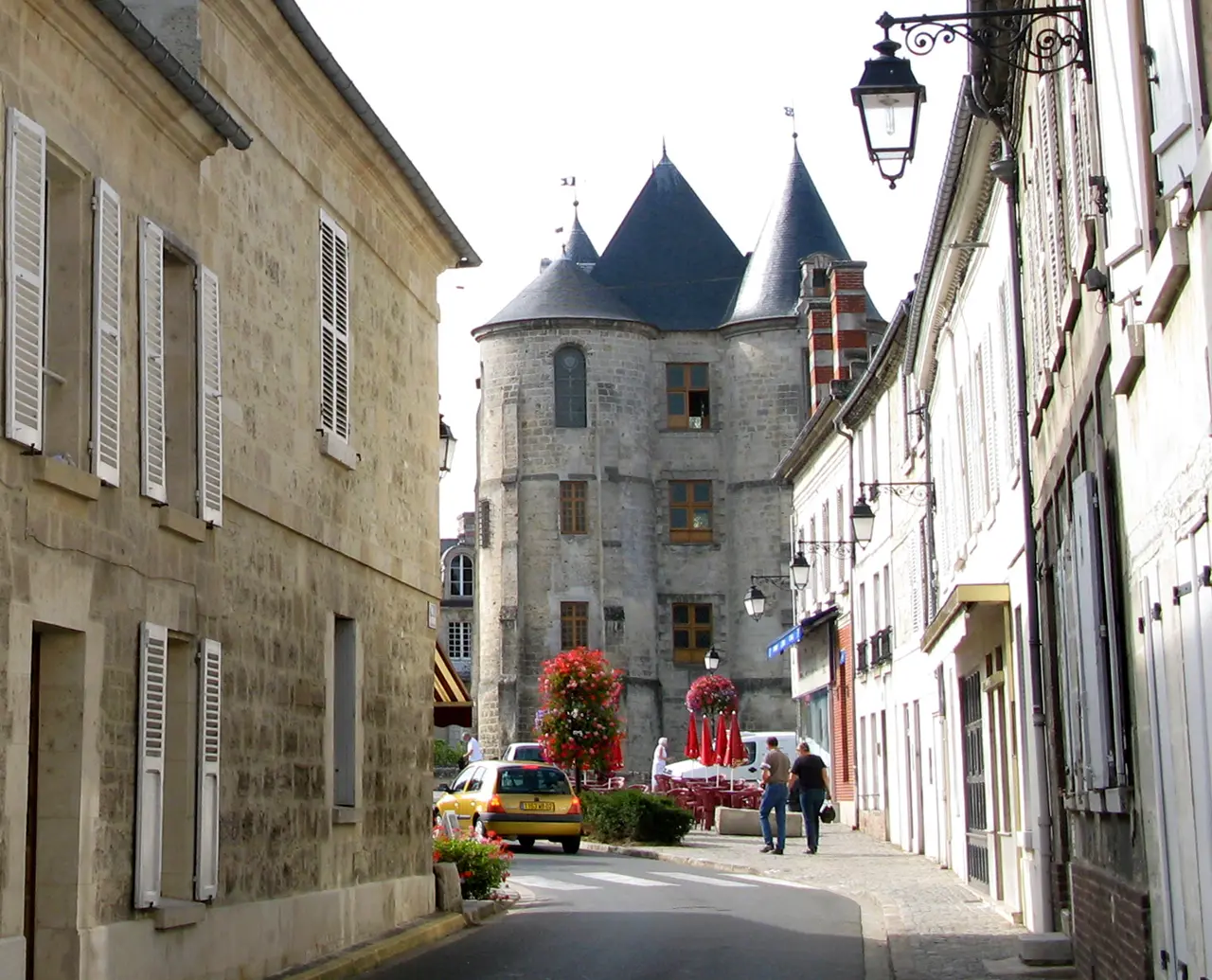 Vic-sur-Aisne rue de Fontenoy débouchant sur donjon 1a