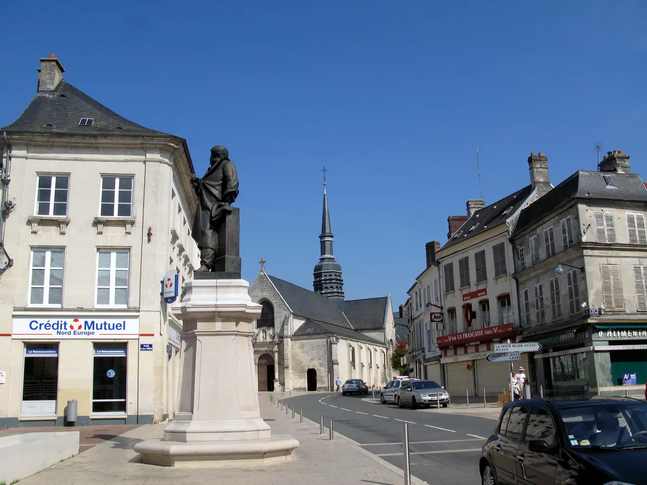 Villers-Cotterêts statue et église 1