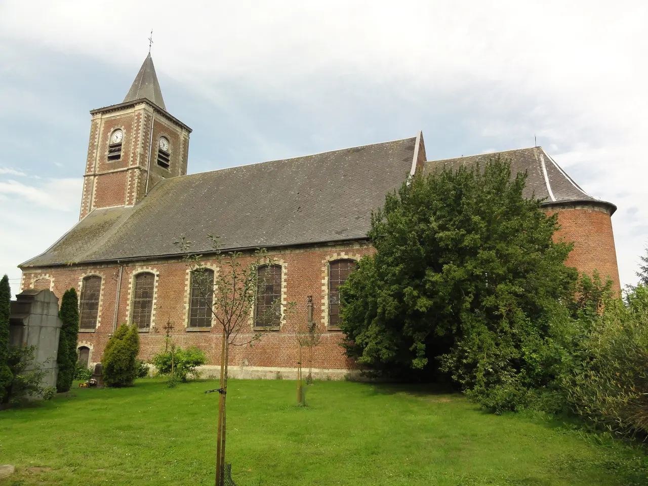 Villers-Pol (Nord,Fr), église, vue latérale