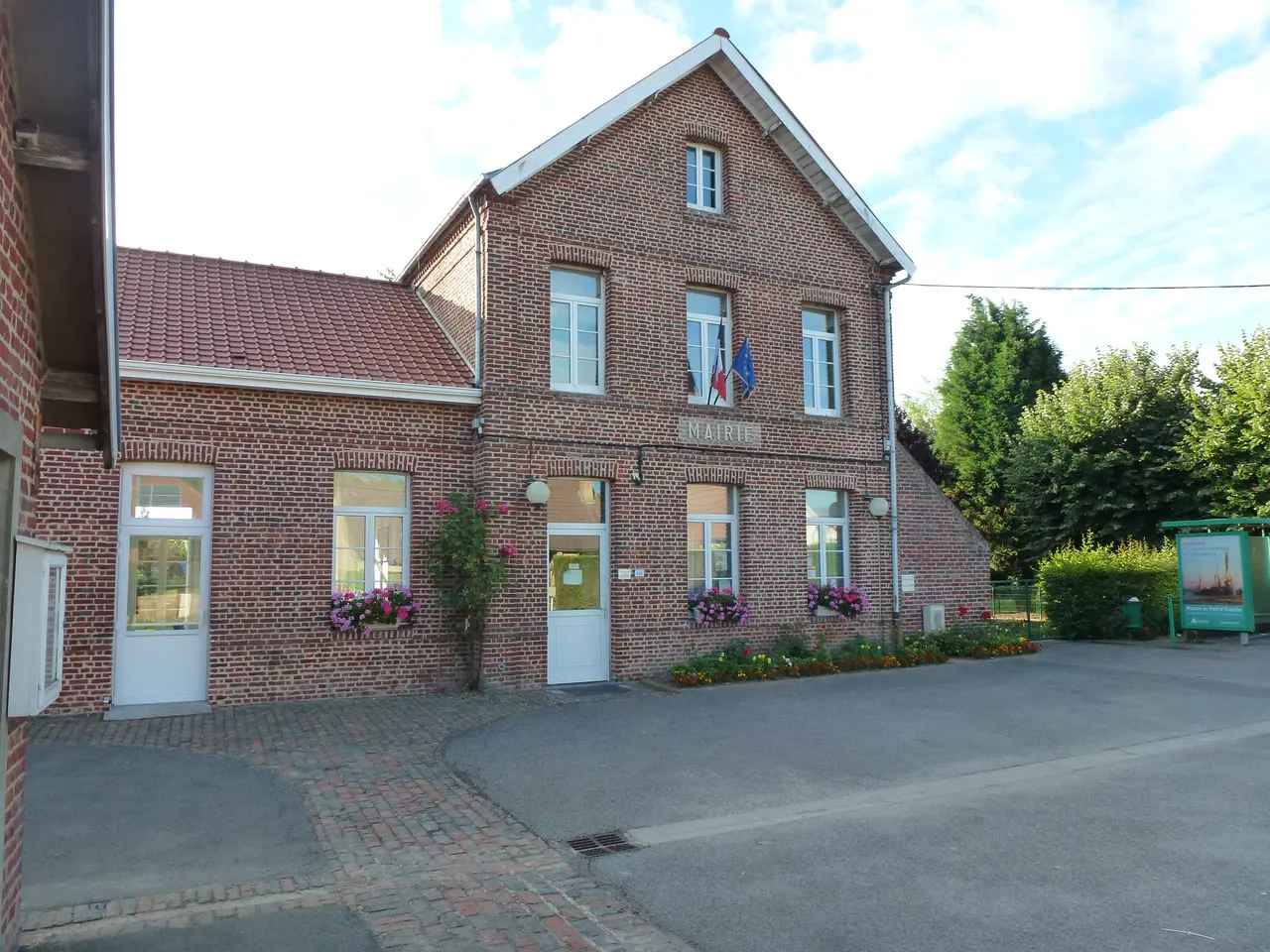 File:Campagne-lez-Wardrecques (Pas-de-Calais) mairie.JPG