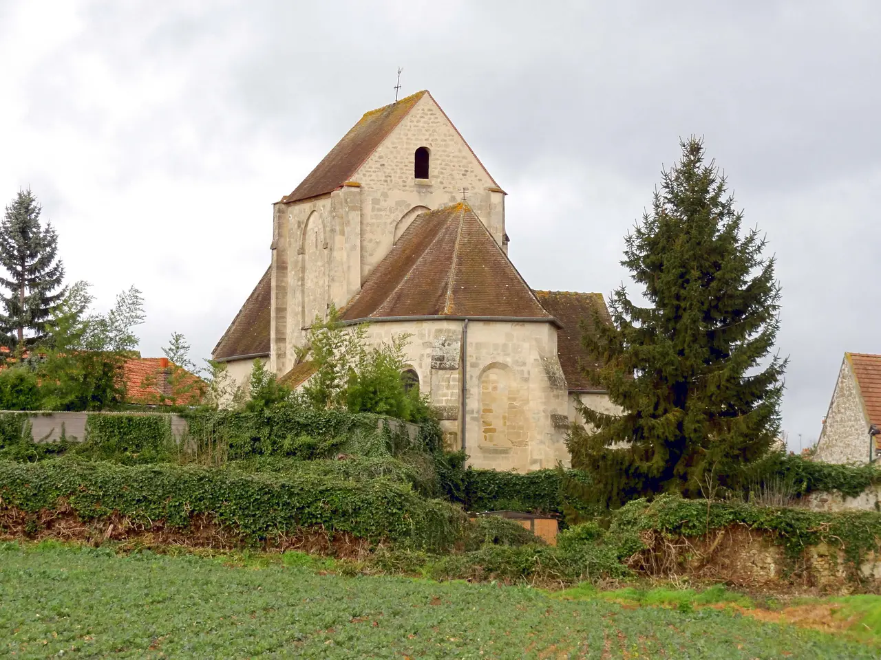 Ableiges (95), église Notre-Dame-de-l'Assomption de La Villeneuve-Saint-Martin, vue depuis le sud-est 2