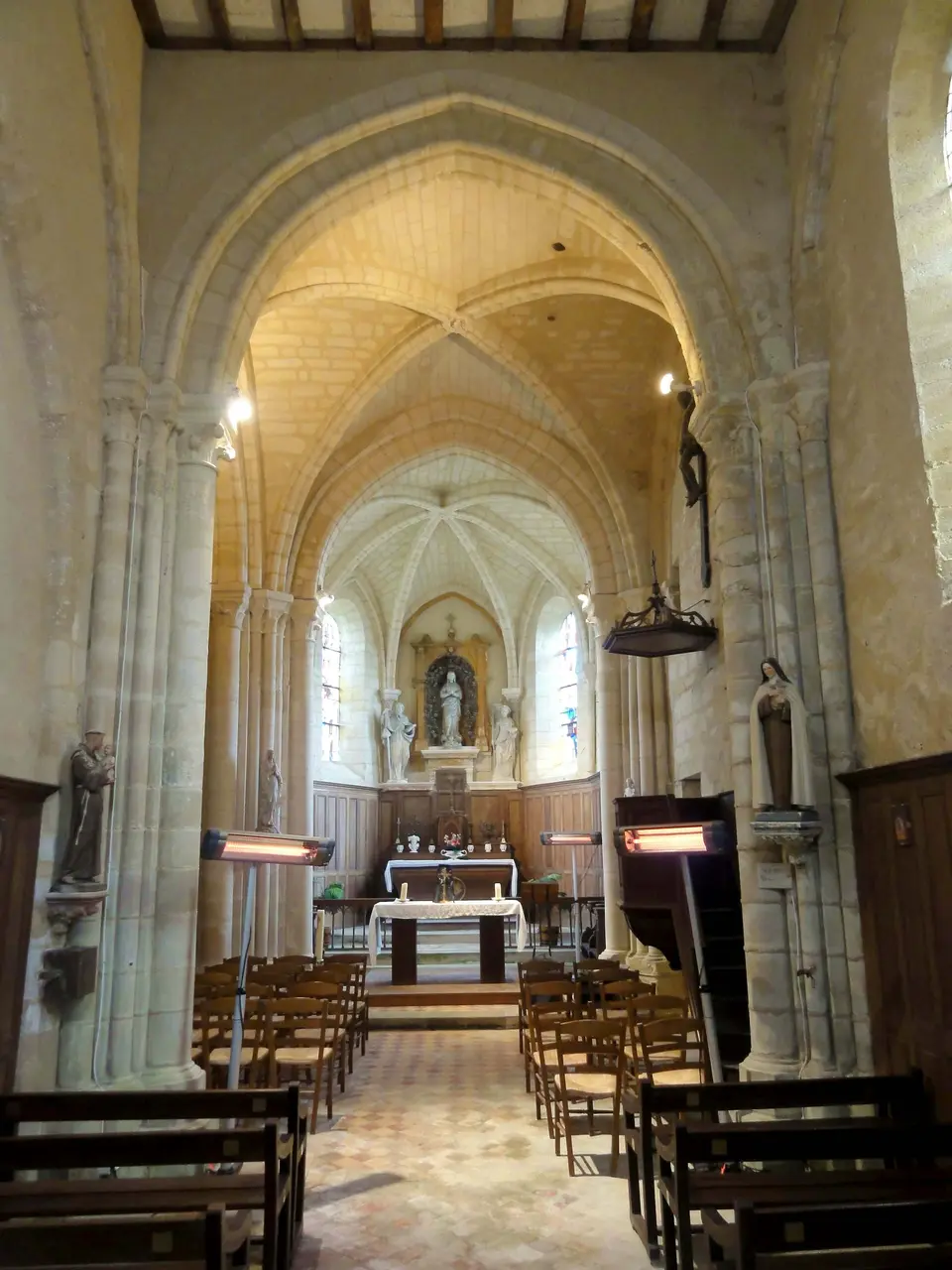 Ableiges (95), église Notre-Dame-de-l'Assomption de La Villeneuve-Saint-Martin, nef, vue vers l'est