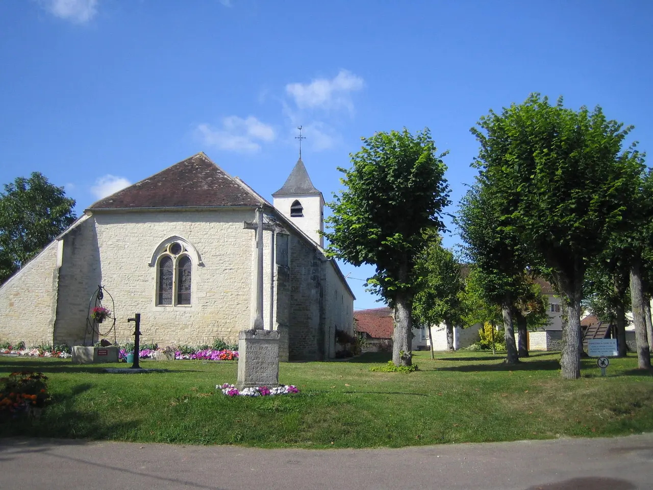 Vue de l'église de Lichères-près-Aigremont (Yonne, France)