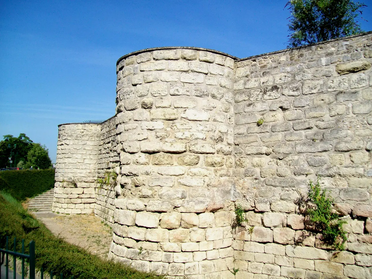Beaumont-sur-Oise (95), ruines du château XIIe-XVIIIe s., 3e et 2e tour