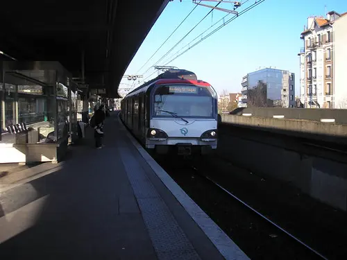 Un MS 61 rénové assurant une mission pour Boissy-Saint-Léger arrive à Joinville-le-Pont (15 décembre 2007)