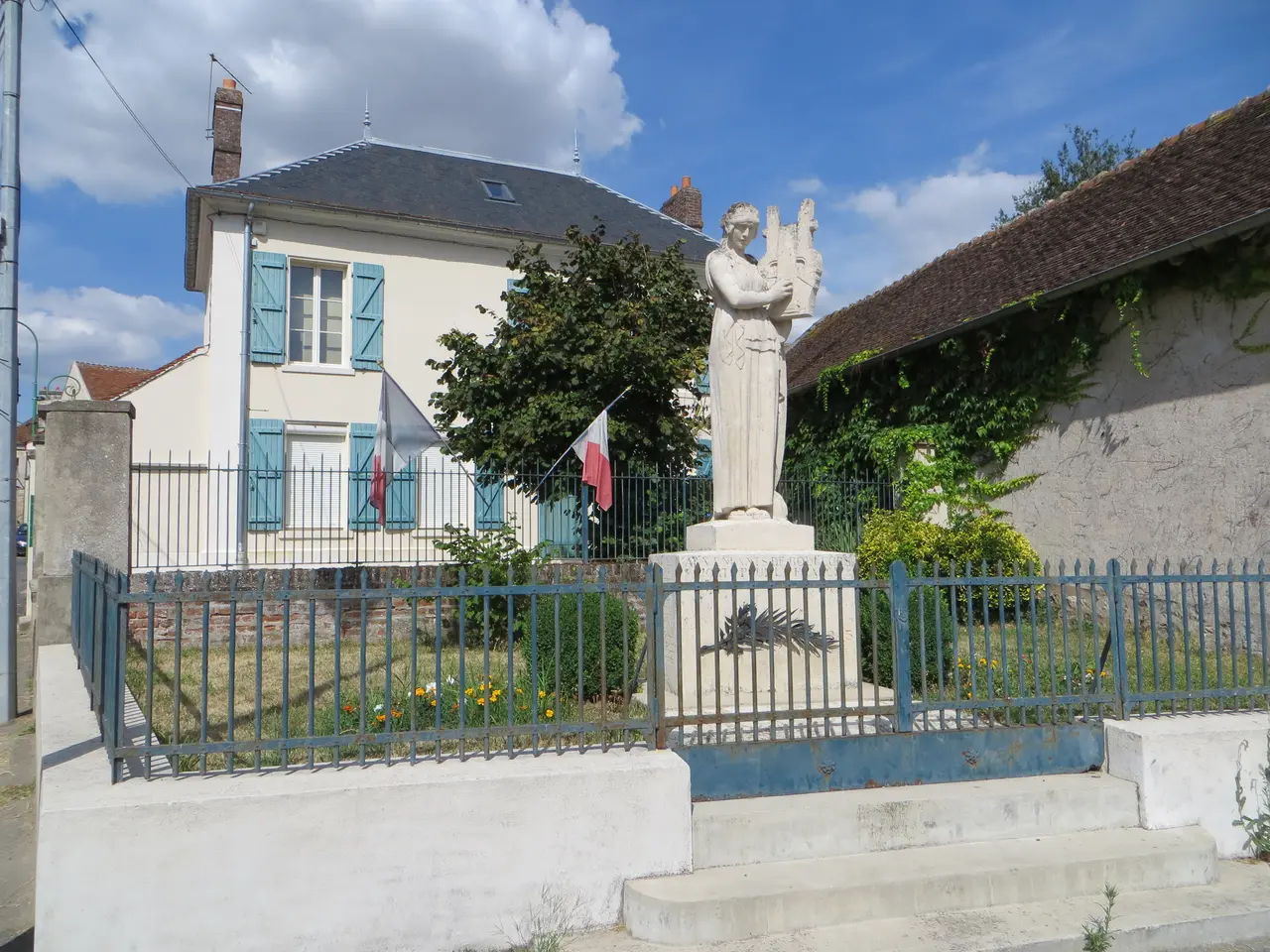 Bouleurs - Monument aux morts et mairie