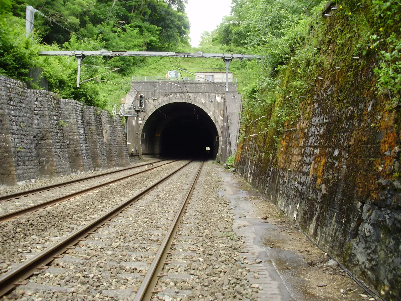 File:Tunnel de Bréval entrée ouest.jpg