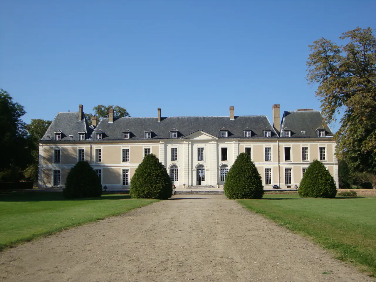 L82 - Château de Brou-sur-Chantereine - Vue de l'avant