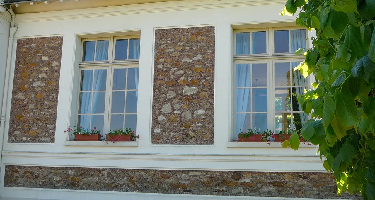 Rocaillage mairie de Cély en Bière détail façade